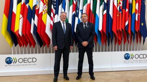 El secretario general de la OCDE, Mathias Cormann, junto al ministro de Economía uruguayo, en París.