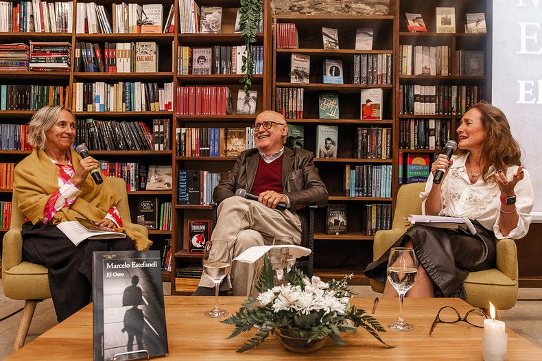 Virginia Arlington y Verónica Correa rodean al autor del libro Marcelo Estefanell