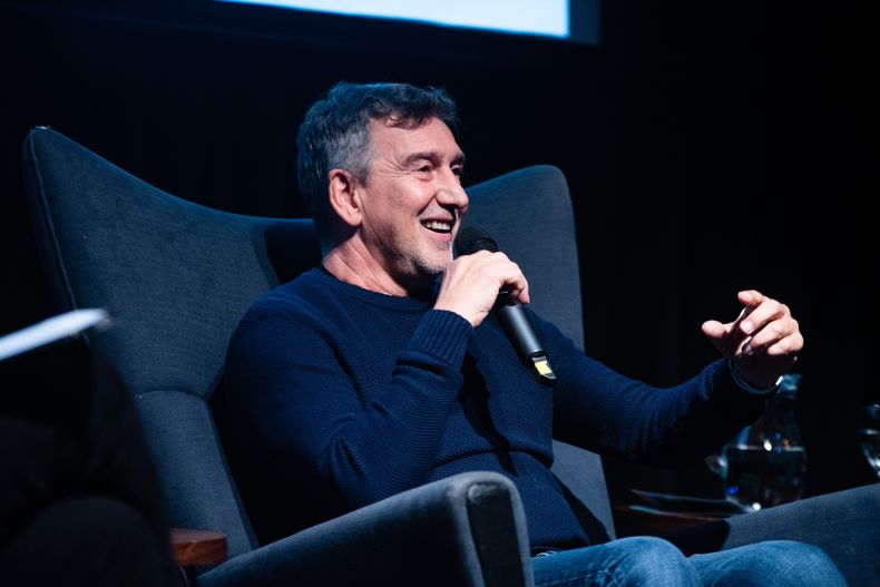 Julio Bocca durante la entrevista en Magnolio Sala, compartiendo anécdotas sobre su carrera y su vida, desde sus inicios en la danza hasta sus logros internacionales