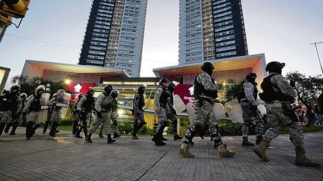 Búsqueda | Despliegue de la Policía y la Guardia Republicana por disturbios en la zona de Nuevocentro Shopping en Montevideo. Foto: Javier Calvelo, adhocFOTOS