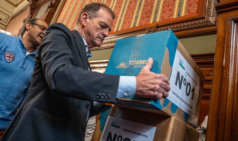 Guido Manini Ríos cargó con la caja Nº 1 conteniendo las firmas para convocar a un plebiscito por la “deuda justa”