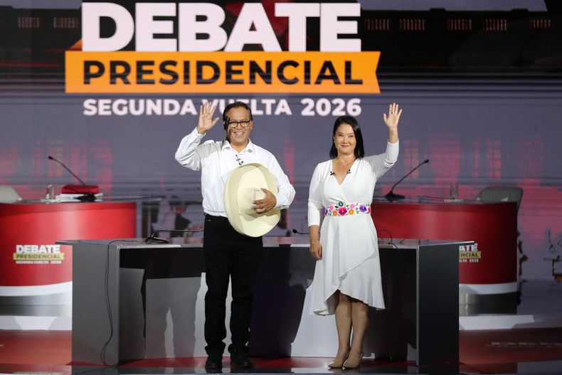 La candidata derechista Keiko Fujimori (d) y el candidato izquierdista Roberto Sánchez saludan durante un debate presidencial este domingo, en Lima (Perú). Este es el único debate entre Fujimori y Sánchez antes de la votación decisiva convocada para dentro de siete días, el próximo domingo 7 de junio.