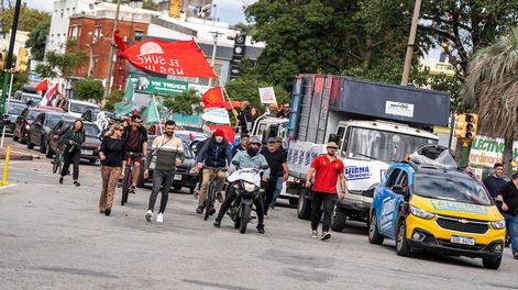 Jornada de entrega de firmas al Parlamento en respaldo del plebiscito sobre seguridad social