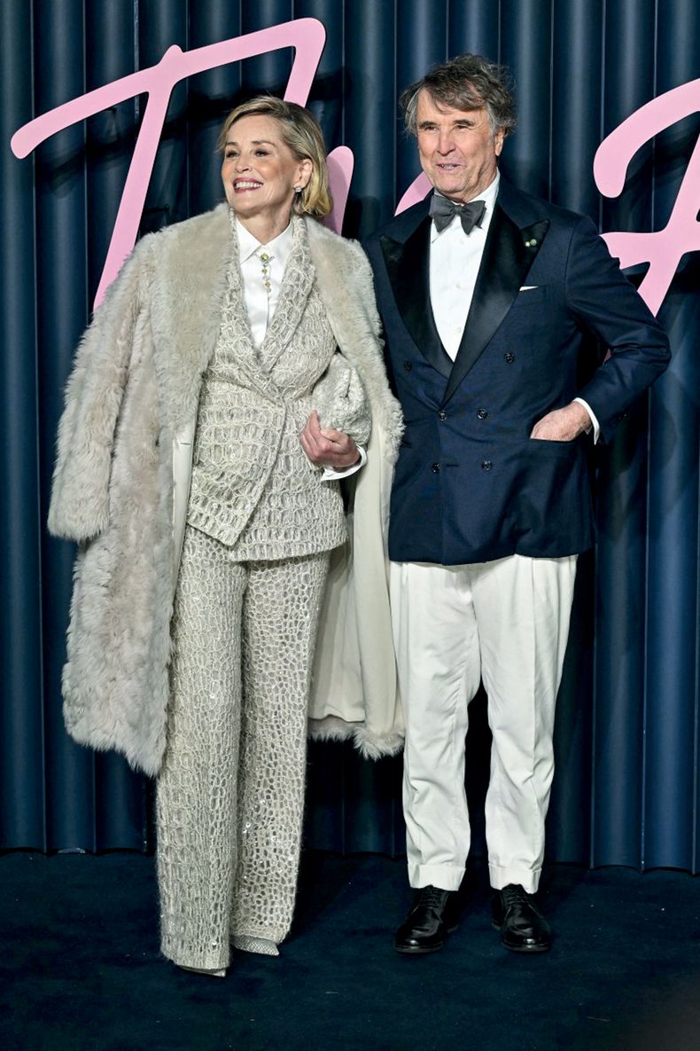 La actriz Sharon Stone posó acompañada del diseñador que creó el traje animal print que lució esa noche, el italiano Brunello Cucinelli.