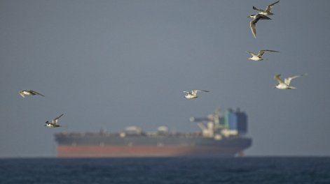 Vista de los buques que transitan por el estrecho de Ormuz tras el alto el fuego temporal de dos semanas alcanzado entre Estados Unidos e Irán, el 8 de abril de 2026.