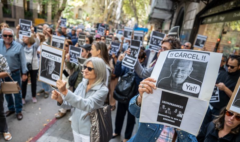 Manifestación durante la audiencia por el caso Conexión Ganadera, en la puerta del Juzgado de Concursos.