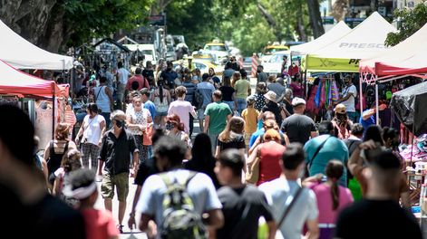 Búsqueda | Los uruguayos disfrutan de una “libertad responsable”, pero científicos y políticos de oposición cuestionan el alto costo en vidas. Foto: JC / adhocFOTOS