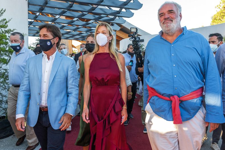 El presidente de la República Luis Lacalle Pou recorre las instalaciones del museo acompañado por su esposa Lorena Ponce de León y el artista fundador Pablo Atchugarry