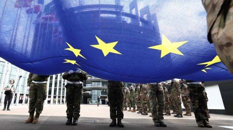 Soldados recogen una bandera de la Unión Europea en la sede de Bruselas.