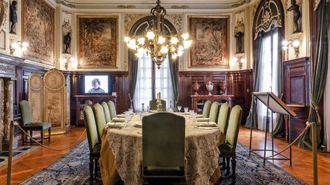 Búsqueda | El comedor del Museo de Artes Decorativas Palacio Taranco es una de las salas en las que se expone una obra de Bienalsur. Fotos: Lucía Durán