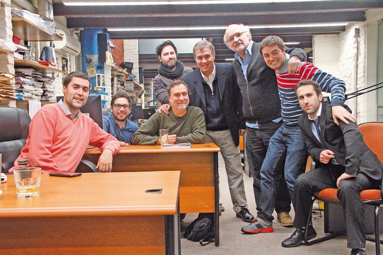 En la actual redacción de la calle Mercedes: Martín Mocoroa, Raúl Santopietro, Eduardo Alvariza, Federico Castillo, Claudio Paolillo, Atanasio Aguirre, Nicolás Der Agopián y Pablo Fernández.