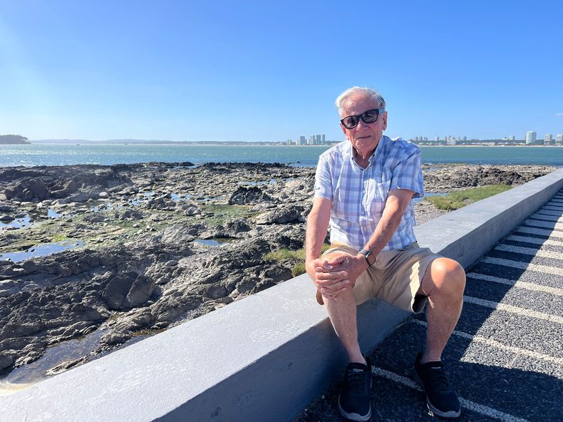 Juan Antonio Varese en la rambla de Punta del Este.