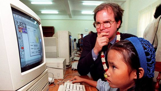 Nicholas Negroponte observa a una escolar utilizar una computadora a mediados de los años 90. Archivo Búsqueda