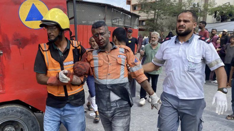 Médicos palestinos trasladan a un hombre herido al Hospital Nasser de Khan Yunis, en el sur de la Franja de Gaza, el 25 de agosto de 2025, tras los ataques israelíes