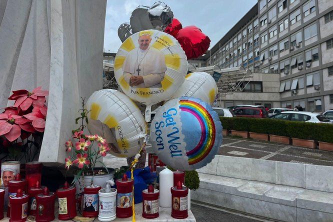 Globos, flores y oraciones: el altar improvisado al papa en el hospital sigue creciendo.
