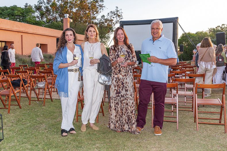 María Antonina y Verónica Ayres con Luciana Mara y Juan Alonso