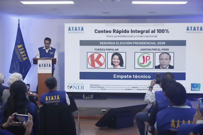 El secretario general de la Asociación Civil Transparencia, Omar Awapara, habla durante una rueda de prensa para presentar los resultados de las elecciones presidenciales en Perú el domingo 7 de junio de 2026, en Lima (Perú).