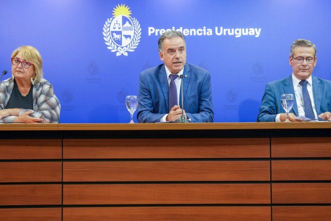Sandra Lazo, Yamandú Orsi y Jorge Díaz durante la conferencia de prensa tras el Consejo de Ministros en la sala de prensa de la Torre Ejecutiva en Montevideo.