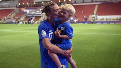 La centrocampista islandesa Dagny Brynjarsdottir besa a su hijo Brynjar al final del partido de fútbol del Grupo D de la Eurocopa 2022 entre Islandia y Francia en el Estadio de Nueva York en Rotherham, norte de Inglaterra, el 18 de julio de 2022