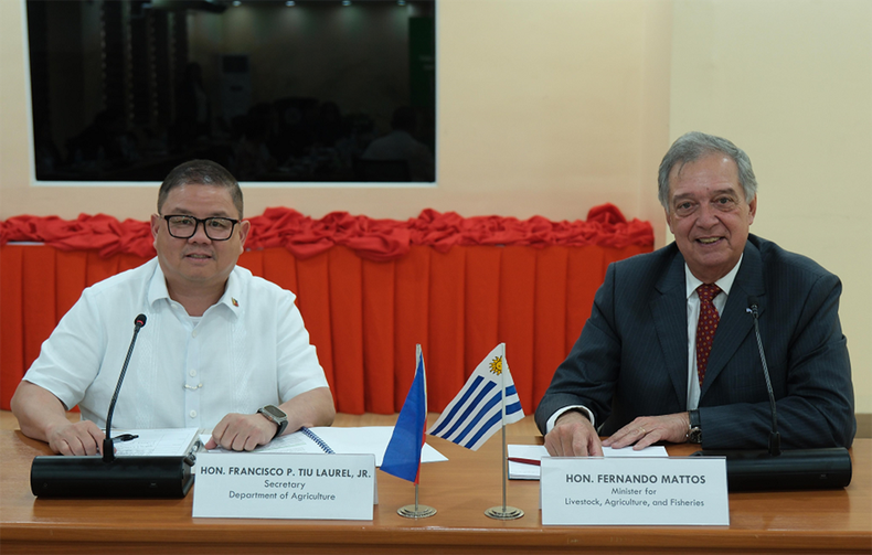 El secretario de Agricultura de Filipinas, Francisco Tiu Laurel, con el ministro de Ganadería, Agricultura y Pesca de Uruguay, Fernando Mattos