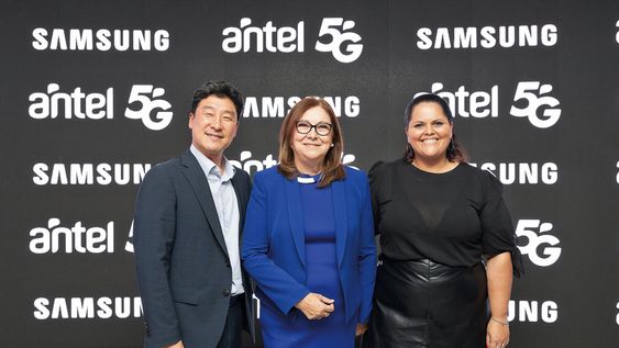 Presidente de Mobile Samsung Latam Alejandro Song, presidenta de Antel Annabela Suburú y gerenta de Marketing de Samsung Victoria Coitiño