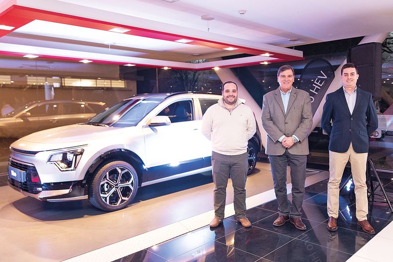 De Kia Uruguay: jefe de Producto Marcelo Botta, gerente general Ricardo Joubanoba y gerente de Posventa Martín Poggio