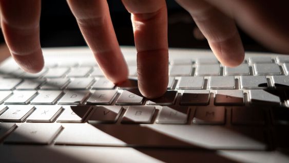 El ciberembaucamiento consiste en técnicas no violentas para acceder o controlar sexualmente a una víctima infantil potencial o real.