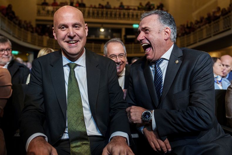Francisco Legnani asumió como intendente de Canelones en una ceremonia en el Complejo Cultural Politeama, acompañado por José Carlos Mahía y Yamandú Orsi