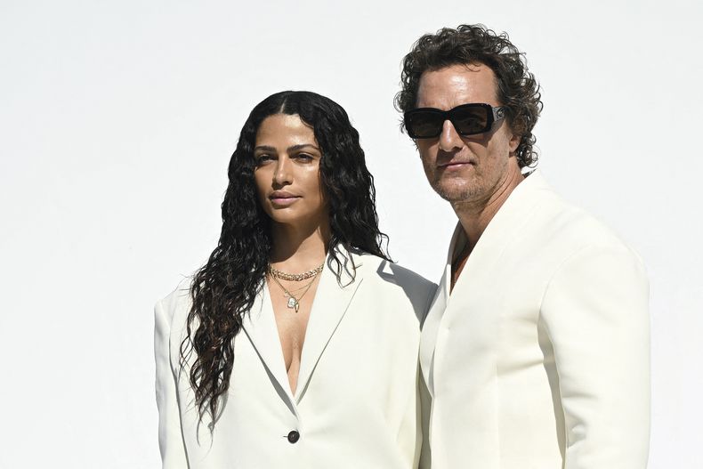 Matthew McConaugheyy Camila Alves, vestidosa juego, fueron la pareja más fotografiada deldesfile de Jacquemus&nbsp;