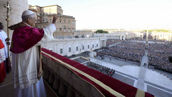 El papa León XIV, Robert Prevost, dirigiéndose a la multitud desde el balcón central de la Basílica de San Pedro por primera vez El papa León XIV, Robert Prevost, dirigiéndose a la multitud desde el balcón central de la Basílica de San Pedro por primera vez