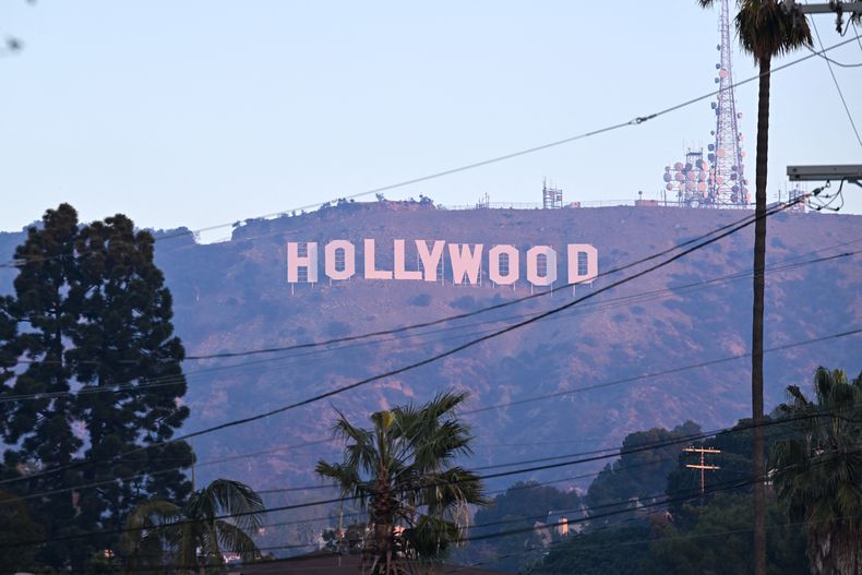 El cartel de Hollywood durante el incendio forestal de Eaton en Altadena, California