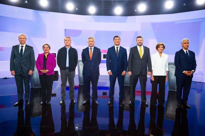 Fotografía cedida por Chilevisión de los candidatos a la Presidencia de Chile, de izquierda a derecha, José Antonio Kast, Jeannette Jara, Eduardo Artés, Harold Mayne-Nicholls, Franco Parisi, Johannes Kaiser, Evelyn Matthei, y Marco Enríquez-Ominami.