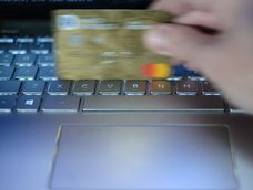 Una persona realizando una compra web. Una persona realizando una compra web.