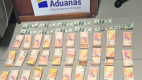 Los billetes de argentinos y dólares incautados en marzo. Foto: Dirección de Aduanas