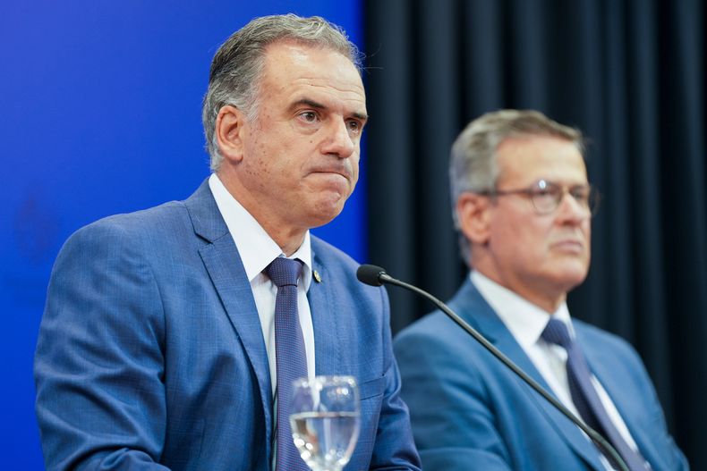 Yamandú Orsi y Jorge Díaz durante la conferencia de prensa tras el Consejo de Ministros en la sala de prensa de la Torre Ejecutiva en Montevideo.