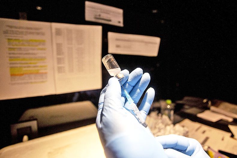 Siempre quedará una frecuencia base de circulación del virus y será necesario reforzar la inmunidad. Foto: Nicolás Garrido / Búsqueda