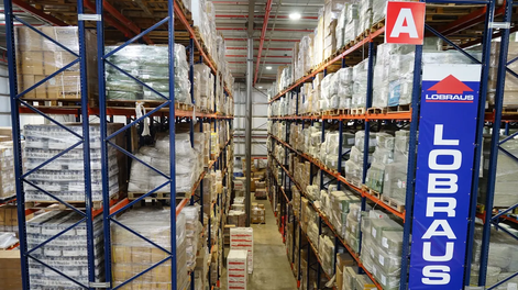 Vista del depósito de Lobraus en el Puerto de Montevideo.