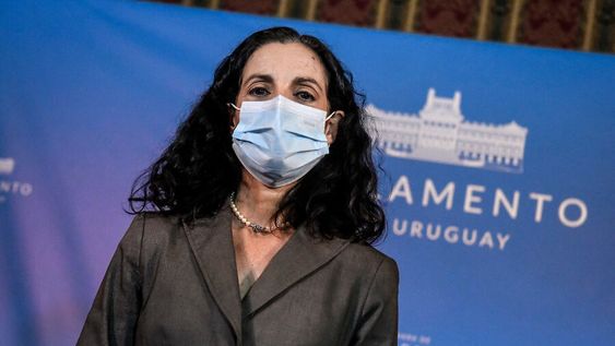 Azucena Arbeleche en la antesala del Senado tras presentar la Rendición de Cuentas en el Palacio Legislativo. Foto: Javier Calvelo / adhocFOTOS