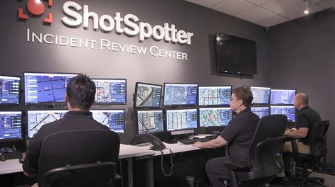 Una sala de monitoreo de ShotSpotter en Estados Unidos, donde especialistas corroboran que los ruidos que advierte el sistema sean efectivamente balazos