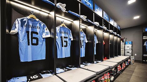 Camisetas de la selección mayor, marca Puma, en el vestuario previo a un partido de Eliminatorias. Foto: AUF.org.uy