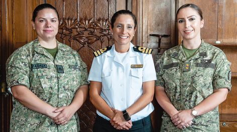 Búsqueda | De la Armada Nacional, capitán de Fragata Valeria Sorrenti y tenientes primero de la Fuerza Aérea y del Ejército, Natalia Zuluaga y Yumae Amicone. Foto: Mauricio Rodríguez