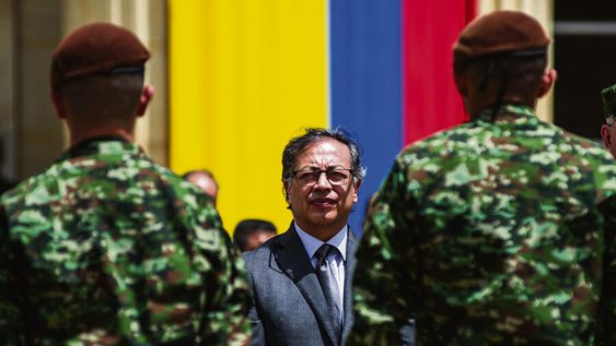 El presidente colombiano Gustavo Petro entrega honores militares en Bogotá, Colombia, en junio de 2023. Foto: Sebastian Barros / NurPhoto El presidente colombiano Gustavo Petro entrega honores militares en Bogotá, Colombia, en junio de 2023. Foto: Sebastian Barros / NurPhoto