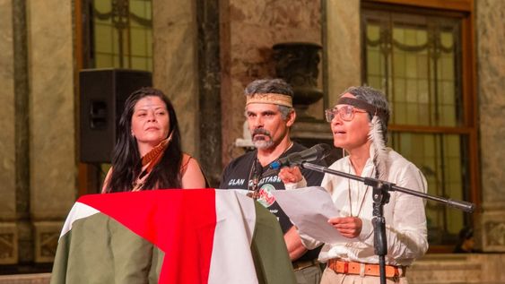 Voceros de 22 colectividades indígenas en el Parlamento; desde la izquierda: Alejandra Burgos, Óscar Núñez y Mónica Michelena.