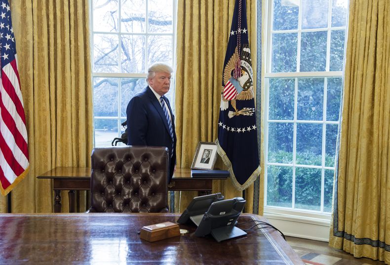Una de las primeras fotos que se tomó de Donald Trump en el despacho oval de la Casa Blanca, en febrero de 2017, muestra el protagonismo del retrato de su padre, Fred Trump.