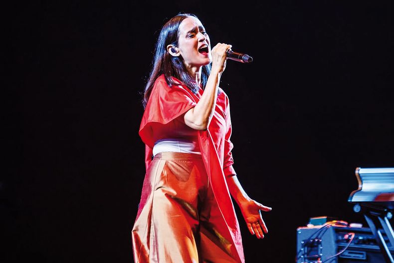 Julieta venegas en el Sodre.jpg