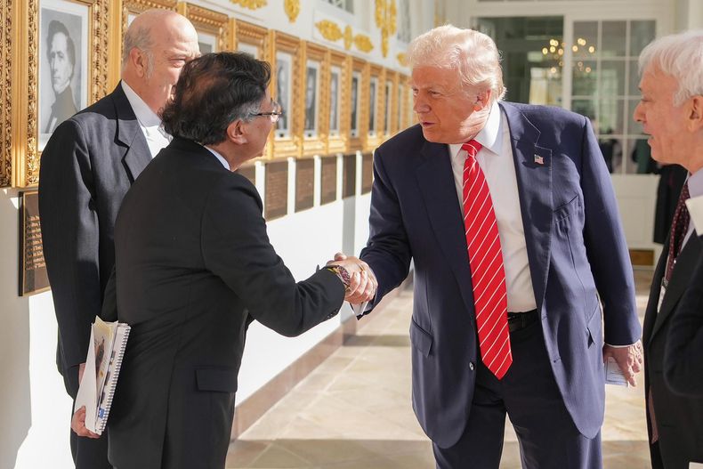 Gustavo Petro saluda a Donald Trump en la Casa Blanca, en Washington (Estados Unidos).&nbsp;