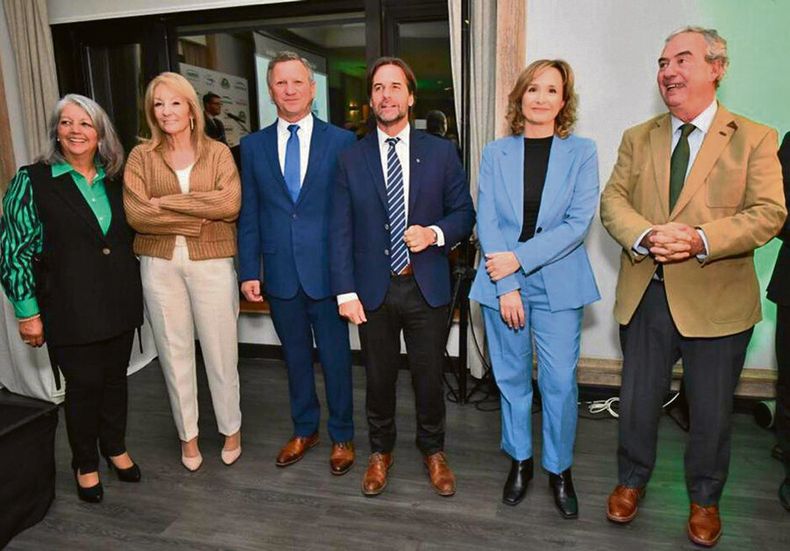 Integrantes del Grupo Cervini junto al presidente Lacalle Pou y otras autoridades y dirigentes que asistieron al evento
