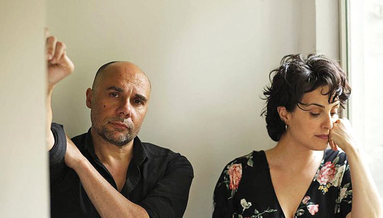 imagen de Una comedia romántica uruguaya, música de a dos y una charla de fútbol