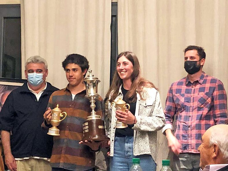 Mateo Quiroga y Lousiane Gauthier recibiendo sus trofeos