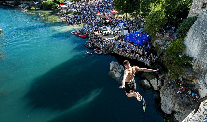 El clavado hacia el río Neretva es un hecho histórico, deportivo y turístico que sucede en Bosnia